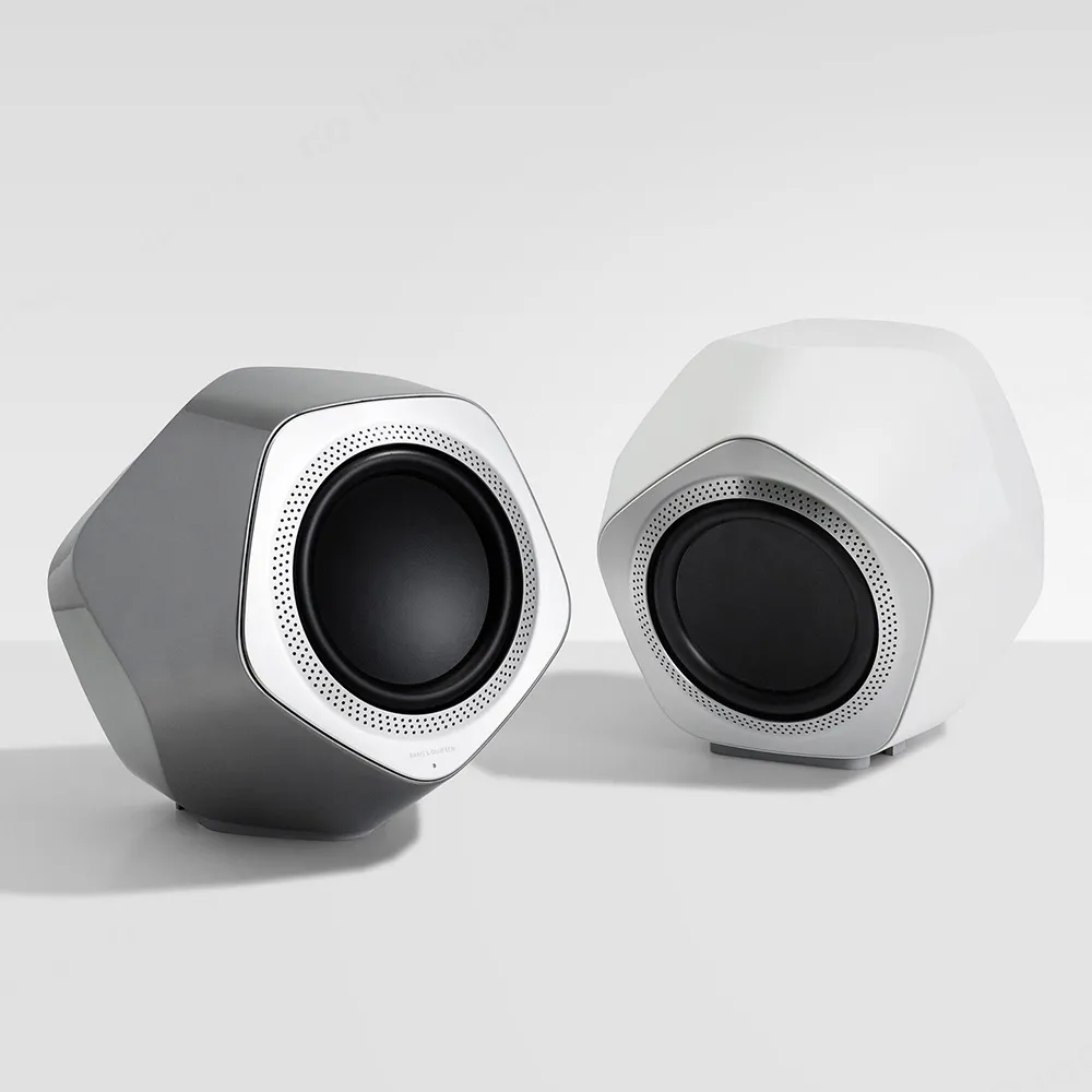 bang & olufsen סאב-וופר אלחוטי מעוצב עם סטנד רצפתי צבע לבן מבית Bang & Olufsen דגם Beolab 19 White — תמונה 3