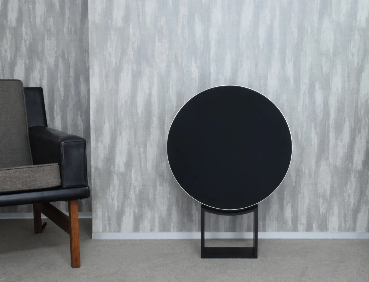 bang & olufsen רמקול עוצמתי בעיצוב איקוני מבית Bang & Olufsen צבע כסף דגם Beosound Edge silver — תמונה 4