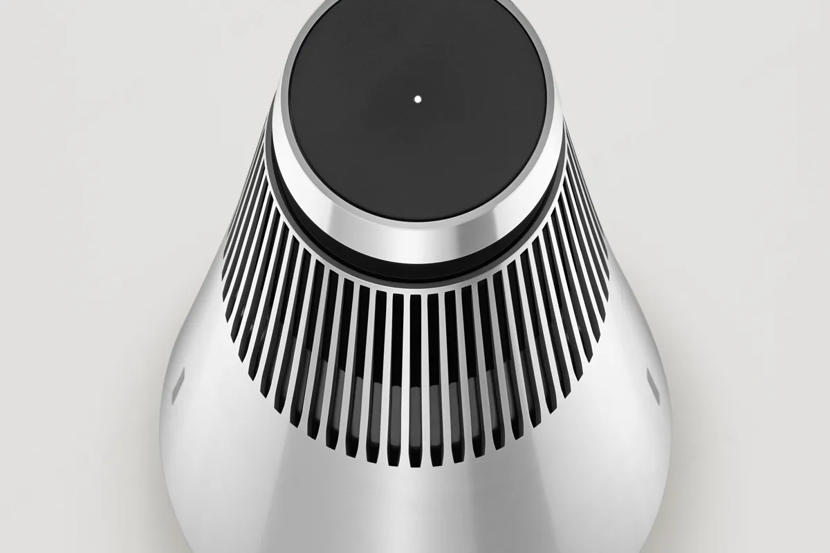 bang & olufsen רמקול עוצמתי עם טכנולוגיית העדשה האקוסטית צבע כסף מבית Bang & Olufsen דגם Beosound 2 Silver — תמונה 3