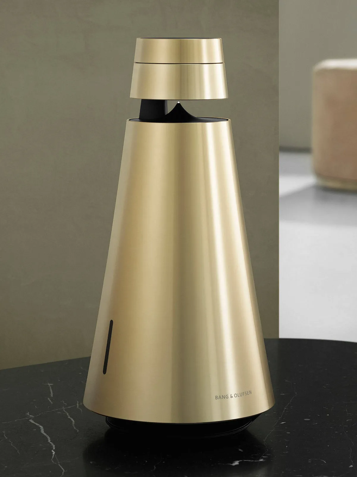 bang & olufsen רמקול Wi-Fi ביתי חכם עם עוזרת גוגל קולית צבע זהב מבית Bang & Olufsen דגם Beosound 1 Brass — תמונה 3