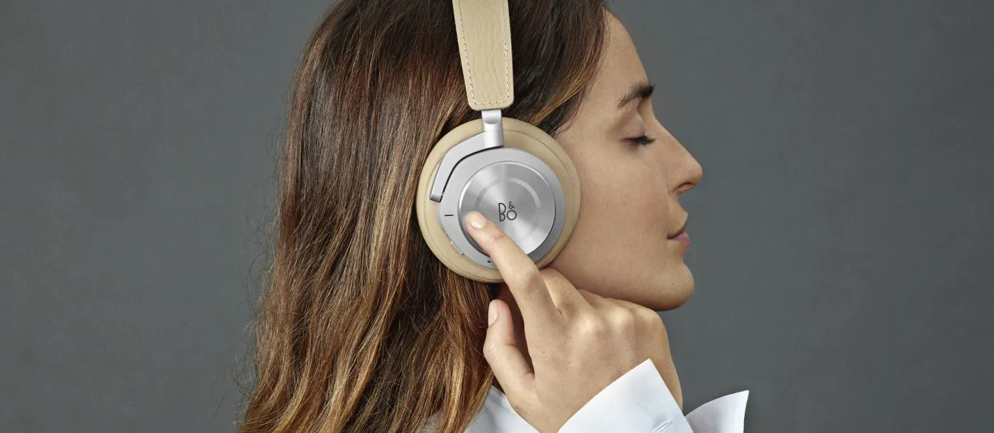 bang & olufsen אוזניות אלחוטיות יוקרתיות צבע אבן מעוצבות עם מסנן רעשים אקטיבי מבית Bang & Olufsen דגם Beoplay H8i Natural — תמונה 3