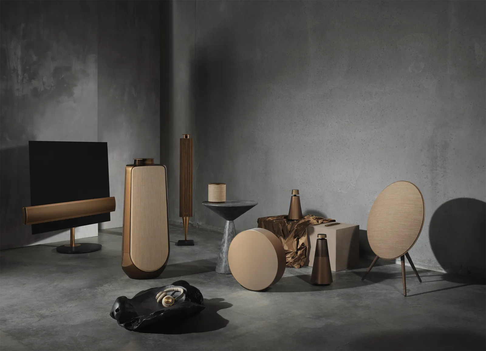 bang & olufsen רמקולים אלחוטיים בעיצוב אייקוני עם מערכת סאונד מתקדמת מבית Bang & Olufsen דגם Beolab 18 Gold Tone&Light Oak — תמונה 10