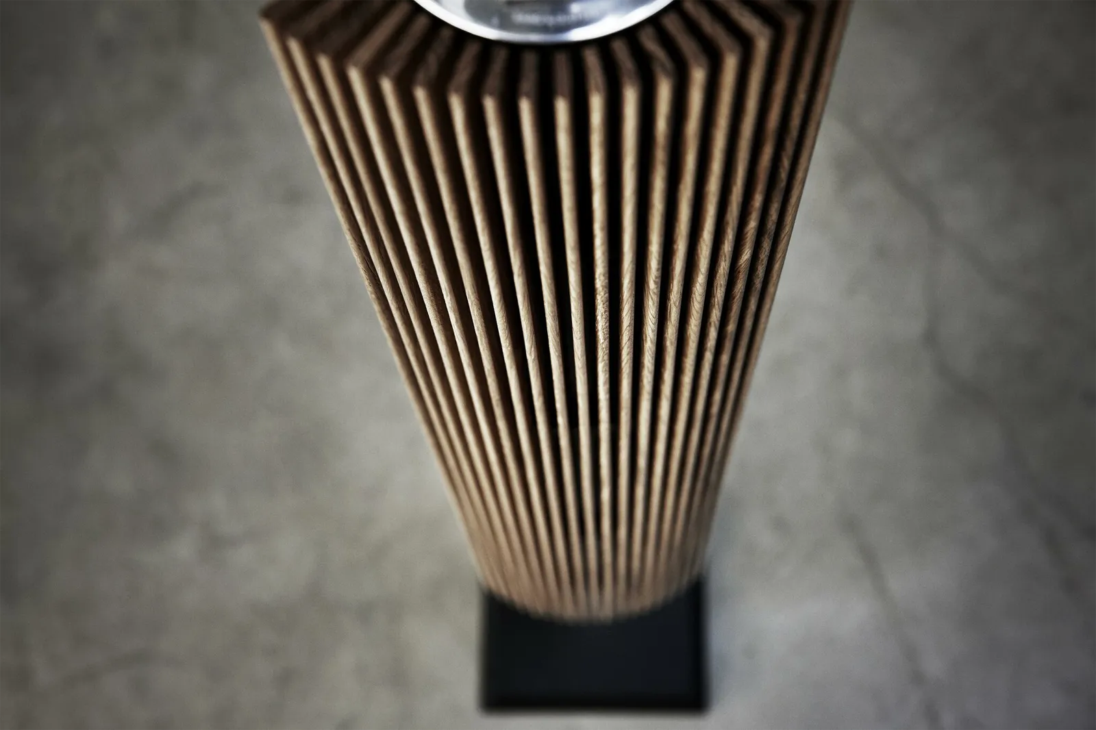 bang & olufsen רמקולים אלחוטיים בעיצוב אייקוני עם מערכת סאונד מתקדמת מבית Bang & Olufsen דגם Beolab 18 Gold Tone&Light Oak — תמונה 11