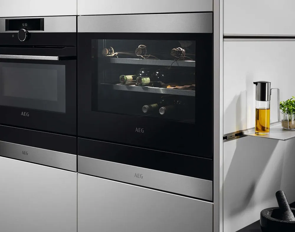 AEG מקרר יינות אינטגרלי 45 ס"מ TOUCH TO OPEN תוצרת AEG דגם KWK884520M — תמונה 5