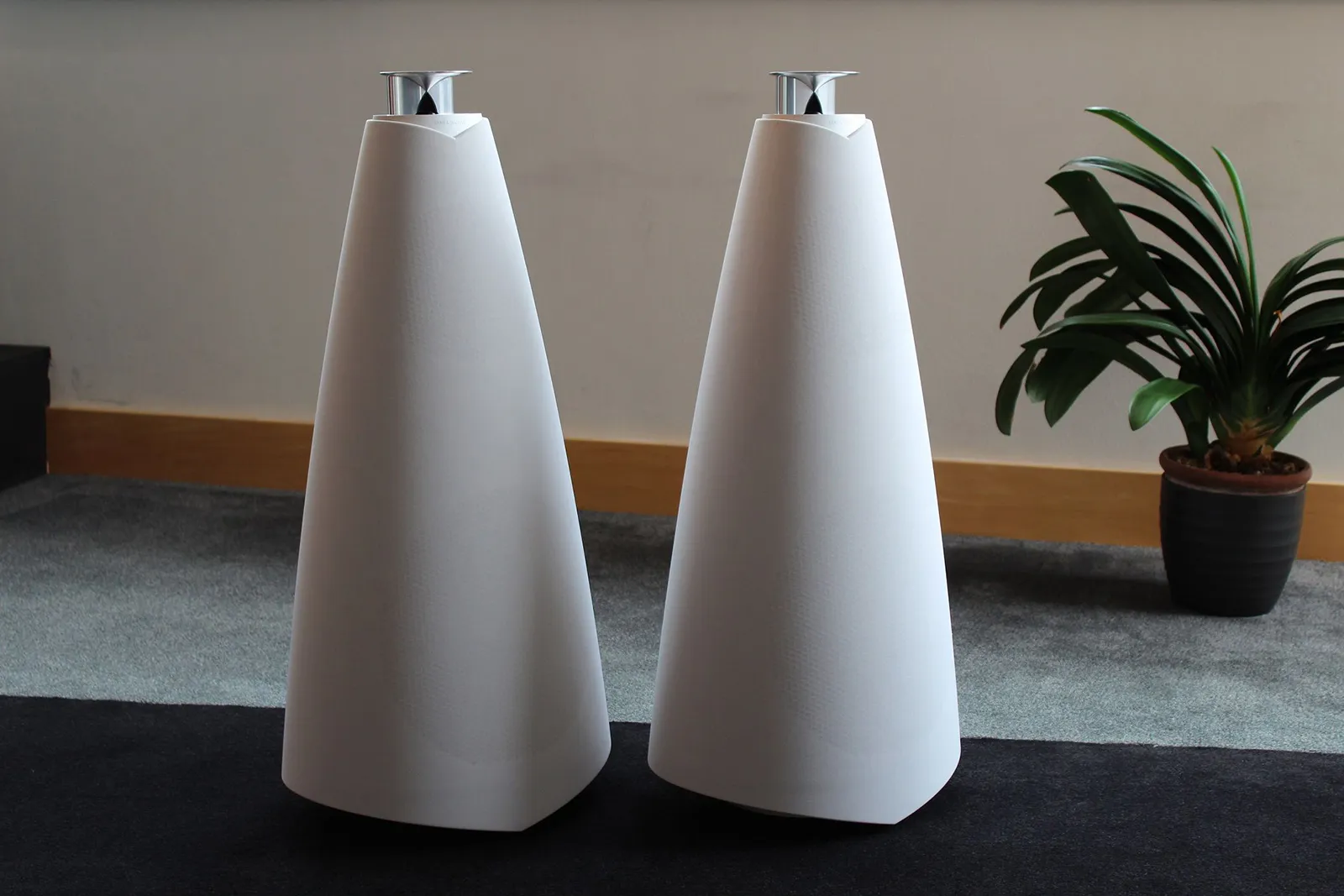 bang & olufsen רמקולים מעוצבים בצבע לבן בטכנולוגיית עדשת הסאונד הייחודית של Bang & Olufsen דגם Beolab 20 White — תמונה 4
