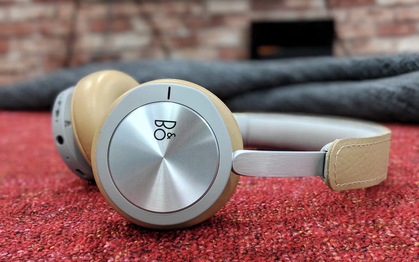 bang & olufsen אוזניות אלחוטיות יוקרתיות צבע אבן מעוצבות עם מסנן רעשים אקטיבי מבית Bang & Olufsen דגם Beoplay H8i Natural — תמונה 2