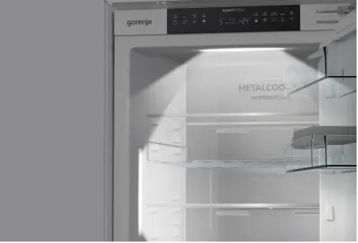 מקרר אינטגרלי 60 ס"מ מקפיא תחתון גמיש 252 ליטר NoFrost Dual תוצרת Gorenje דגם NRKI517E62WF