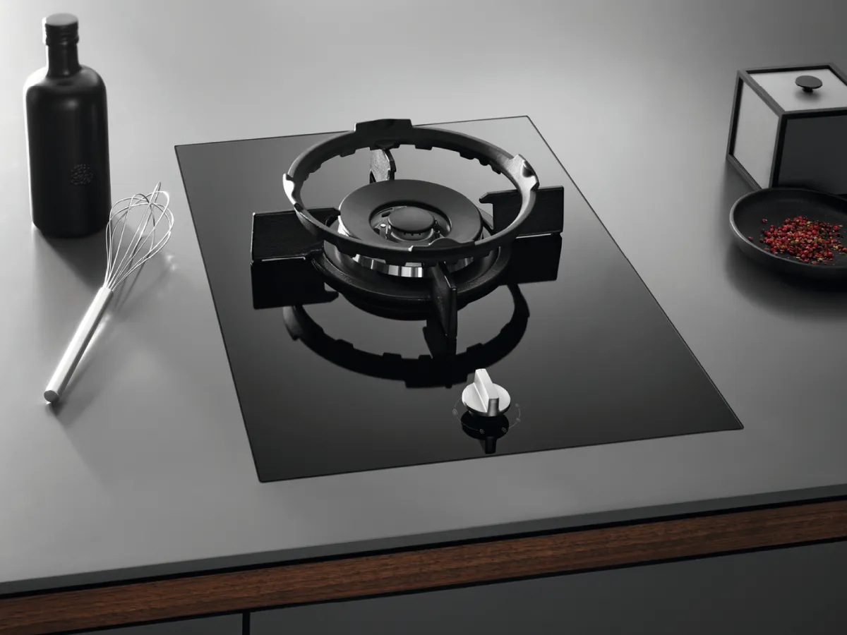 Miele כירת גז ווק מקצועית 38 ס''מ מסדרת SmartLine זכוכית שחורה MIELE דגם CS 7101-1 FL — תמונה 3