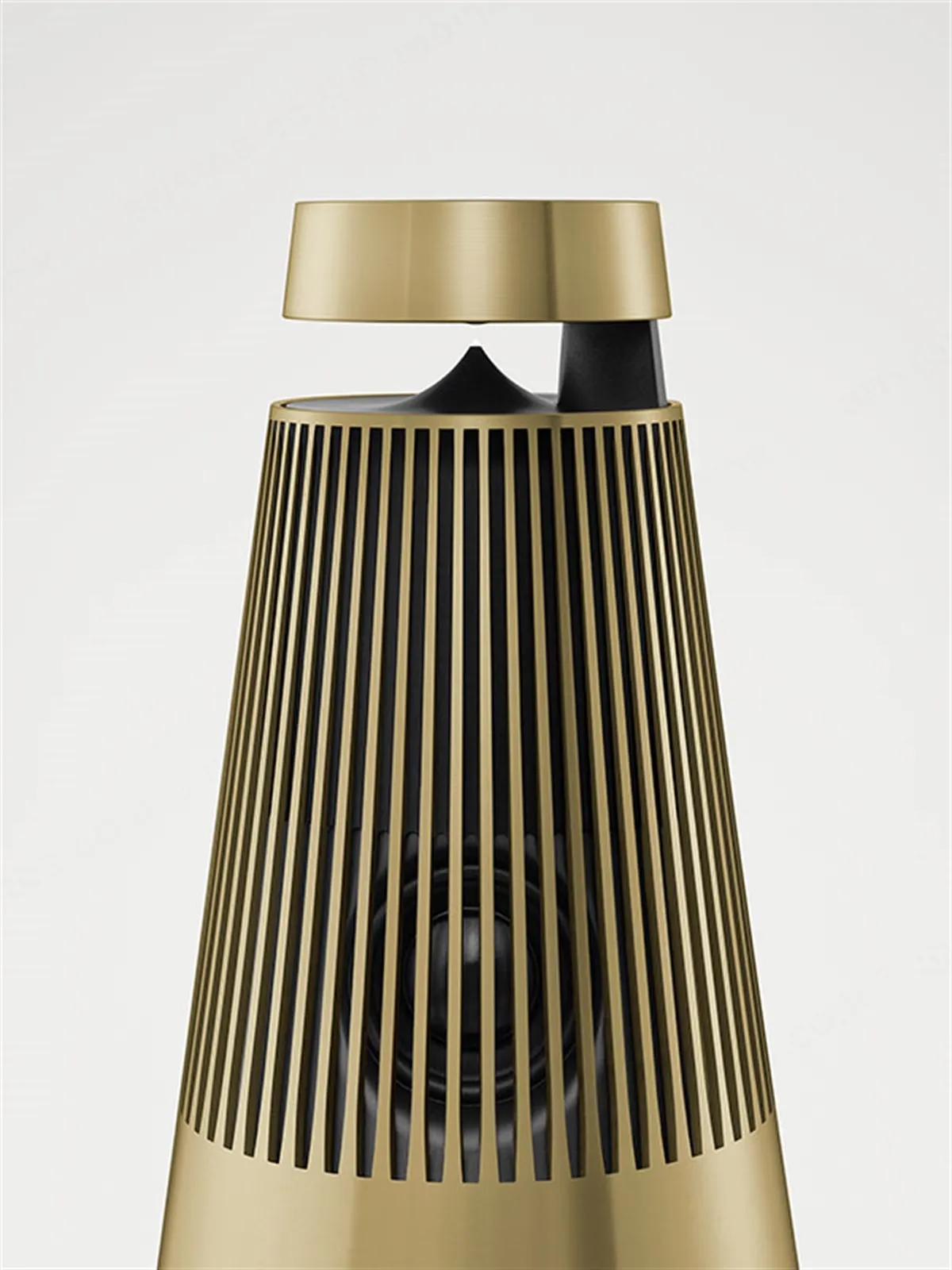 bang & olufsen רמקול עוצמתי עם טכנולוגיית העדשה האקוסטית צבע זהב מוברש מבית Bang & Olufsen דגם Beosound 2 Brass — תמונה 5
