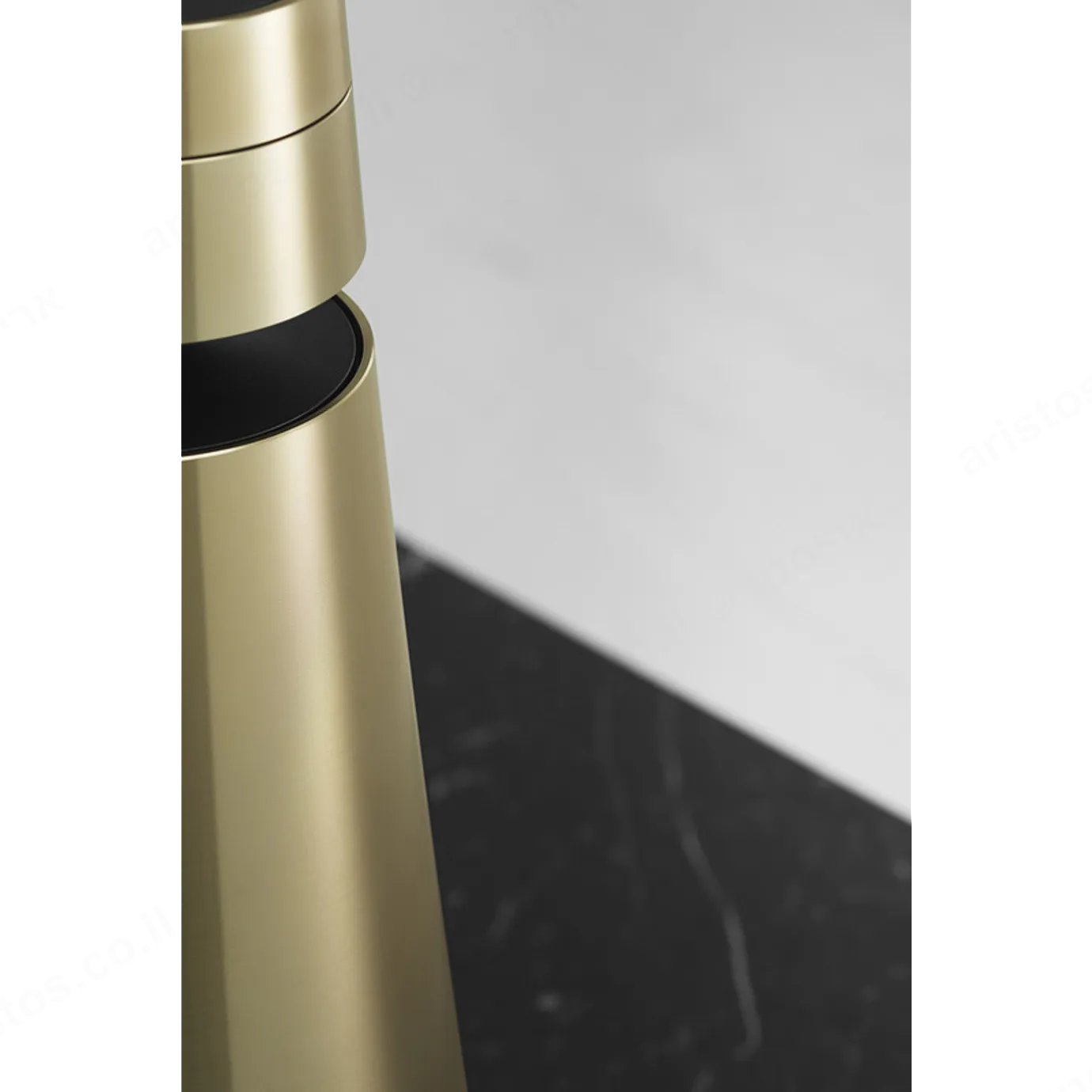 bang & olufsen רמקול Wi-Fi ביתי חכם עם עוזרת גוגל קולית צבע זהב מבית Bang & Olufsen דגם Beosound 1 Brass — תמונה 2