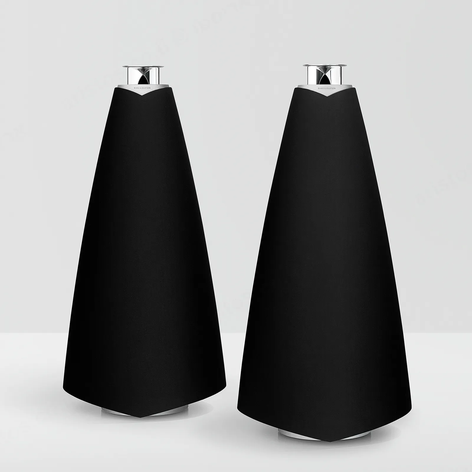 bang & olufsen רמקולים מעוצבים בצבע שחור בטכנולוגיית עדשת הסאונד הייחודית של Bang & Olufsen דגם Beolab 20 Black  — תמונה 5
