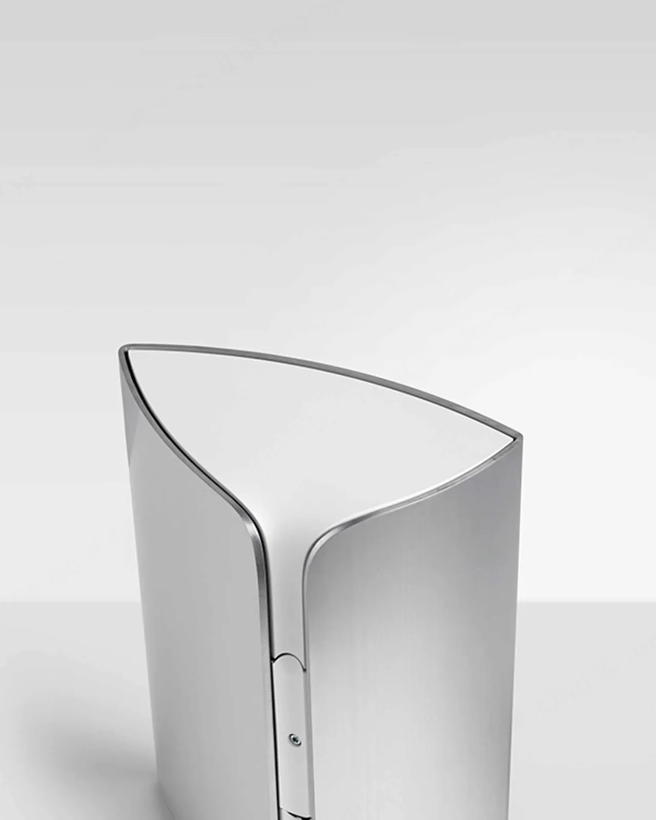 bang & olufsen רמקול אלחוטי מעוצב עם מגוון אפשרויות העמדה בצבע לבן מבית Bang & Olufsen דגם Beolab 17 White — תמונה 4