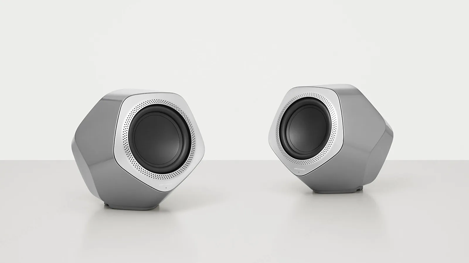 bang & olufsen סאב-וופר אלחוטי מעוצב עם סטנד רצפתי צבע אפור מבית Bang & Olufsen דגם Beolab 19 Grey — תמונה 5