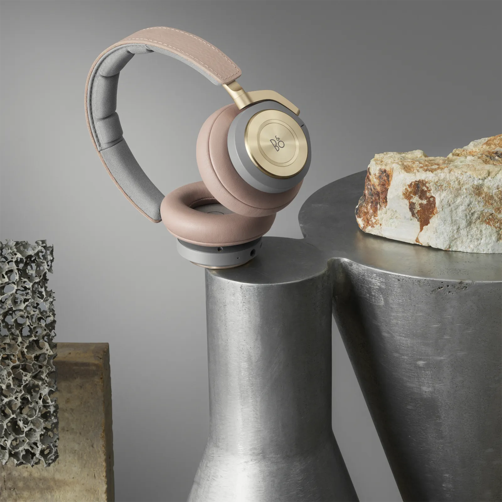 bang & olufsen אוזניות פרימיום אלחוטיות עם מסנן רעשים אקטיבי צבע אבן מבית Bang & Olufsen דגם Beoplay H9 Argilla Bright — תמונה 8