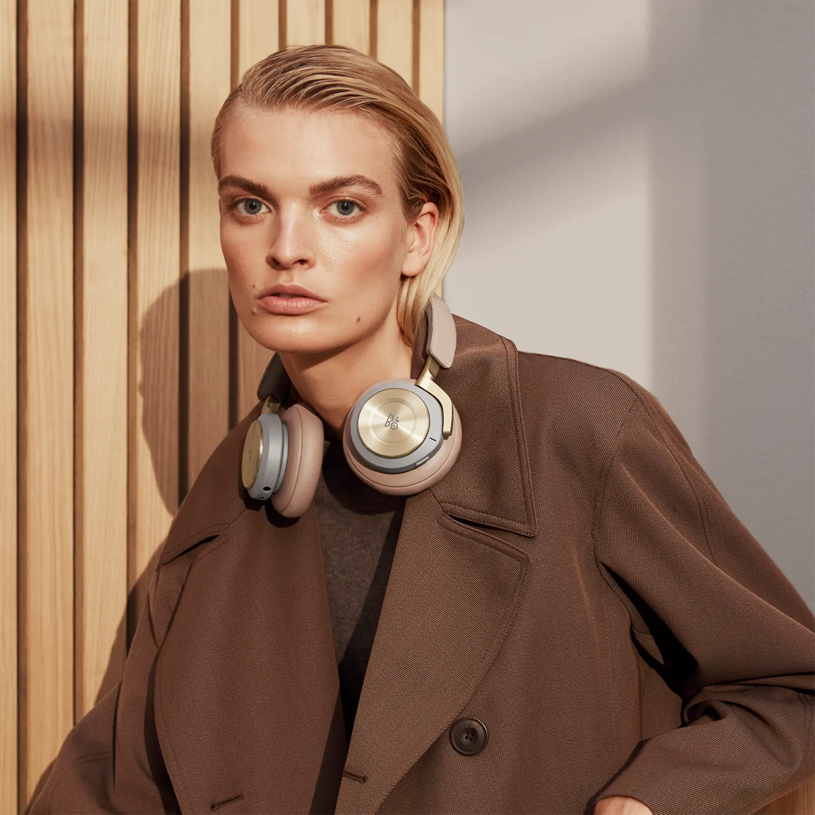 bang & olufsen אוזניות פרימיום אלחוטיות עם מסנן רעשים אקטיבי צבע אבן מבית Bang & Olufsen דגם Beoplay H9 Argilla Bright — תמונה 7