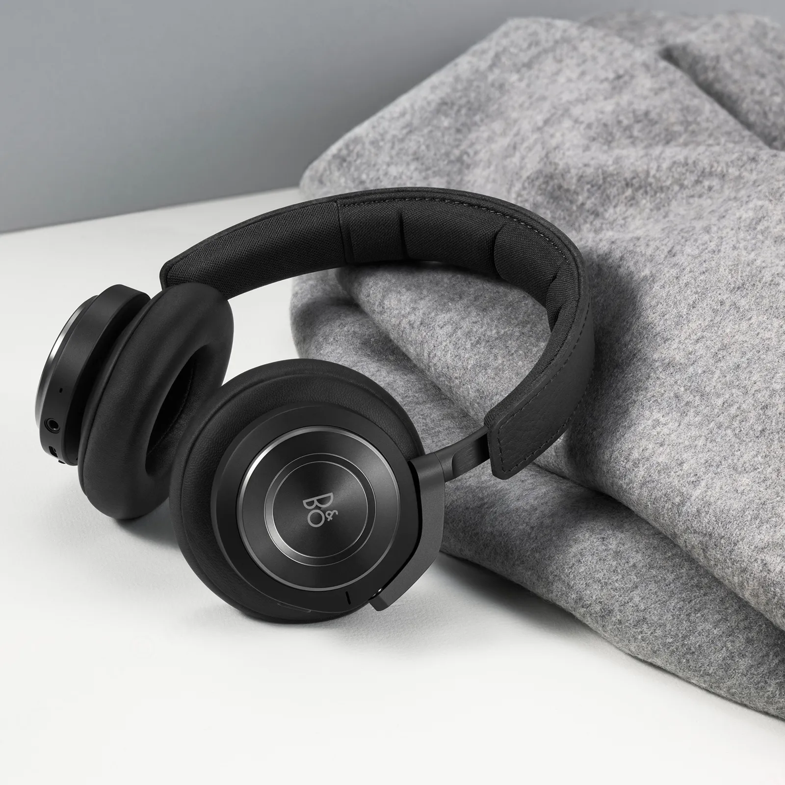 bang & olufsen אוזניות פרימיום אלחוטיות עם מסנן רעשים אקטיבי צבע שחור מבית Bang & Olufsen דגם Beoplay H9 Matte Black — תמונה 6