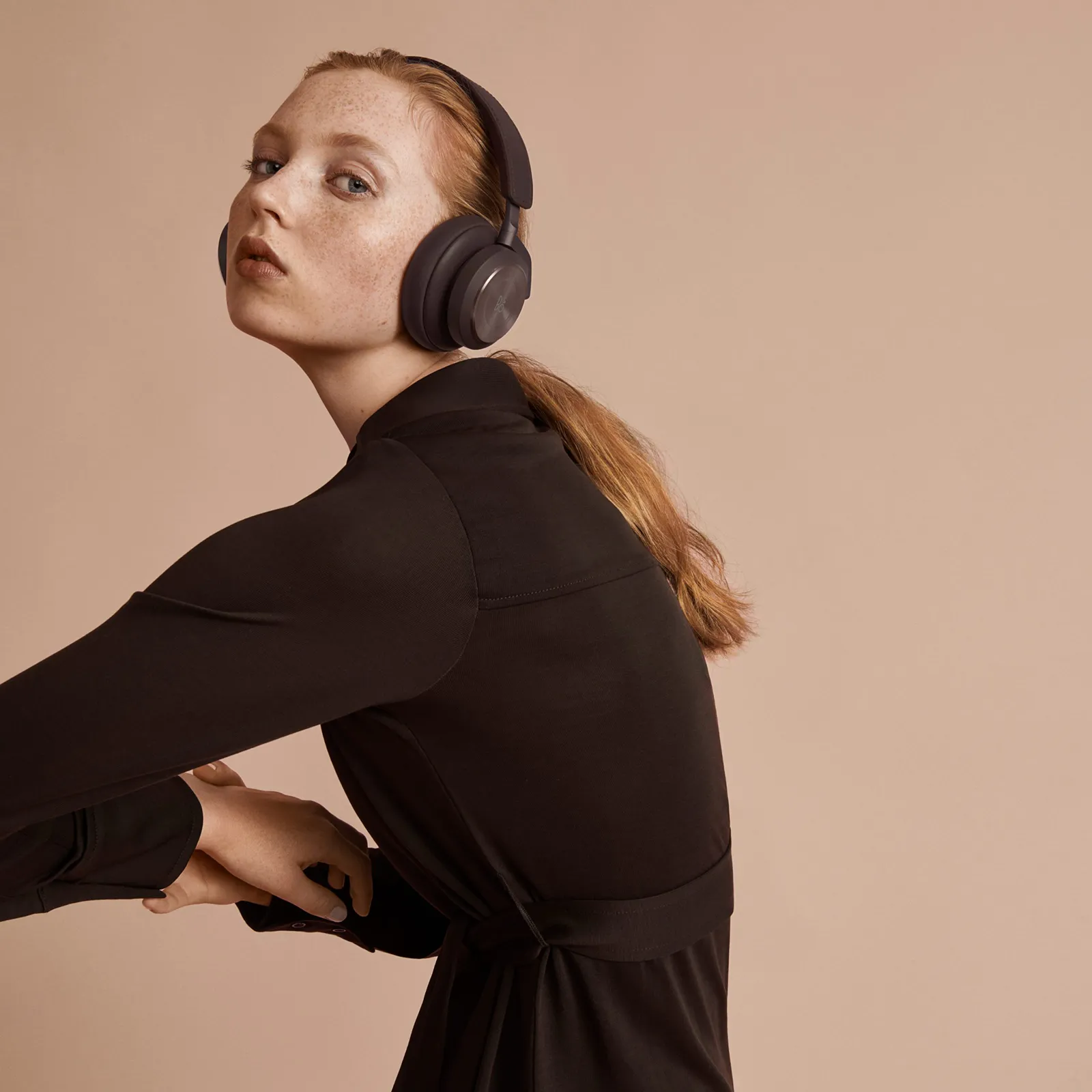 bang & olufsen אוזניות פרימיום אלחוטיות עם מסנן רעשים אקטיבי צבע חום מבית Bang & Olufsen דגם Beoplay H9 Chestnut — תמונה 7