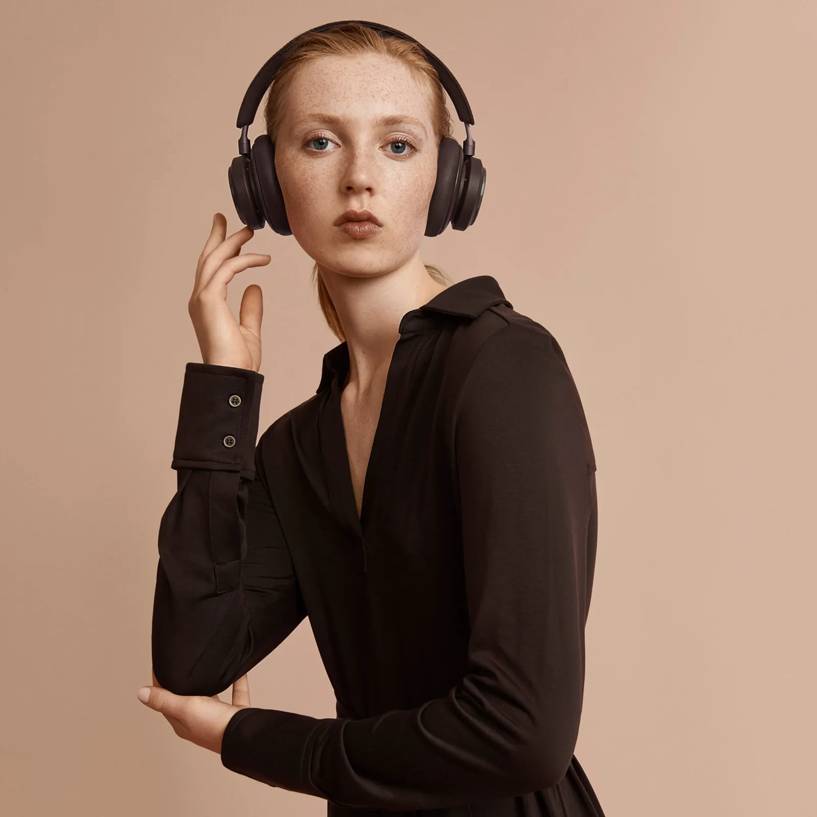 bang & olufsen אוזניות פרימיום אלחוטיות עם מסנן רעשים אקטיבי צבע חום מבית Bang & Olufsen דגם Beoplay H9 Chestnut — תמונה 8