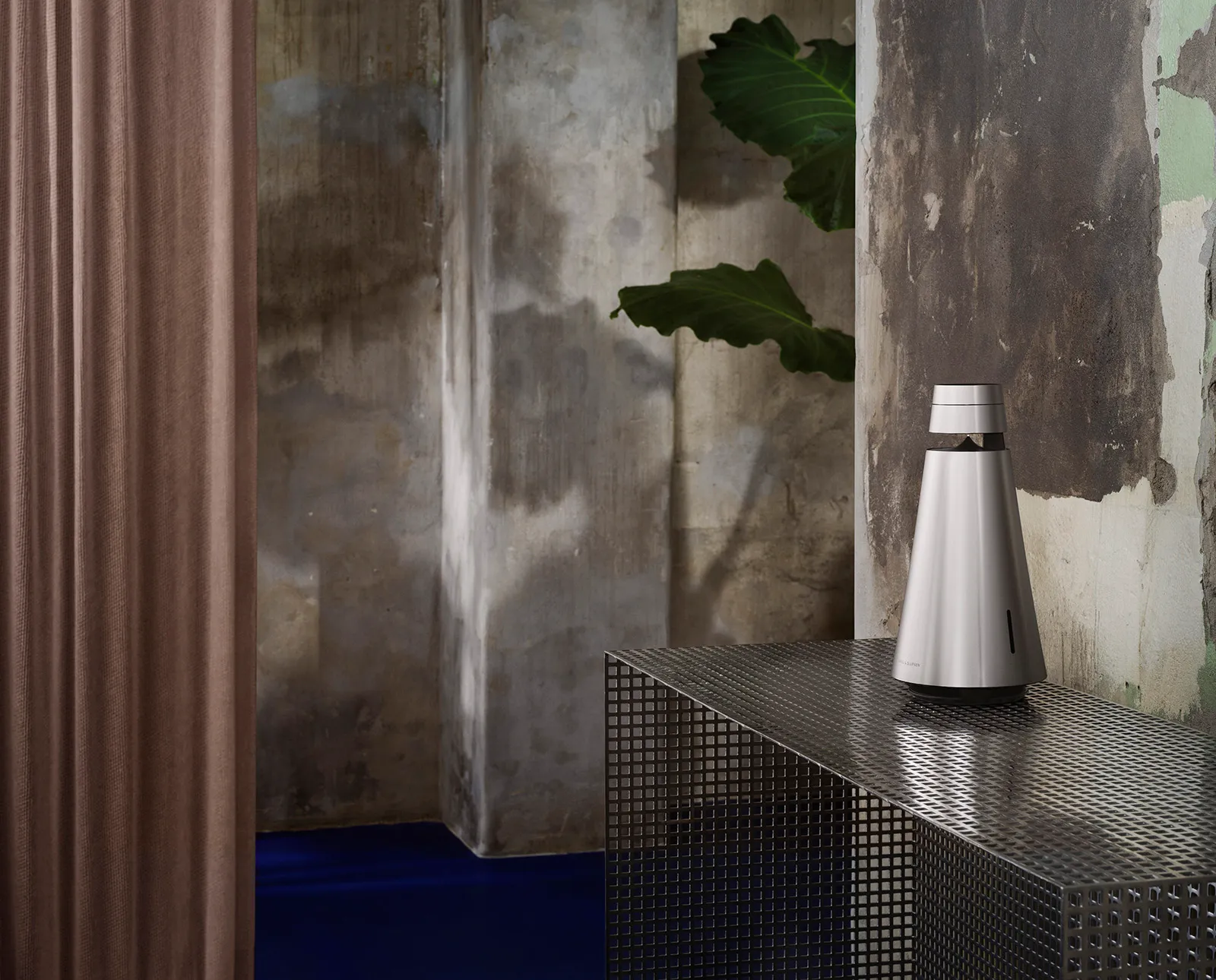 bang & olufsen רמקול Wi-Fi ביתי חכם עם עוזרת גוגל קולית נירוסטה מבית Bang & Olufsen דגם Beosound 1 Silver — תמונה 6