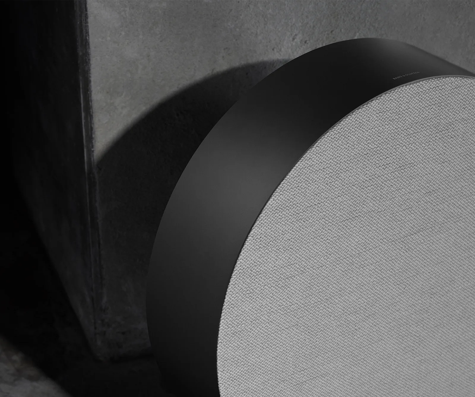 bang & olufsen רמקול עוצמתי בעיצוב איקוני מבית Bang & Olufsen צבע שחור אנטרציט דגם Beosound Edge Anthracite  — תמונה 3