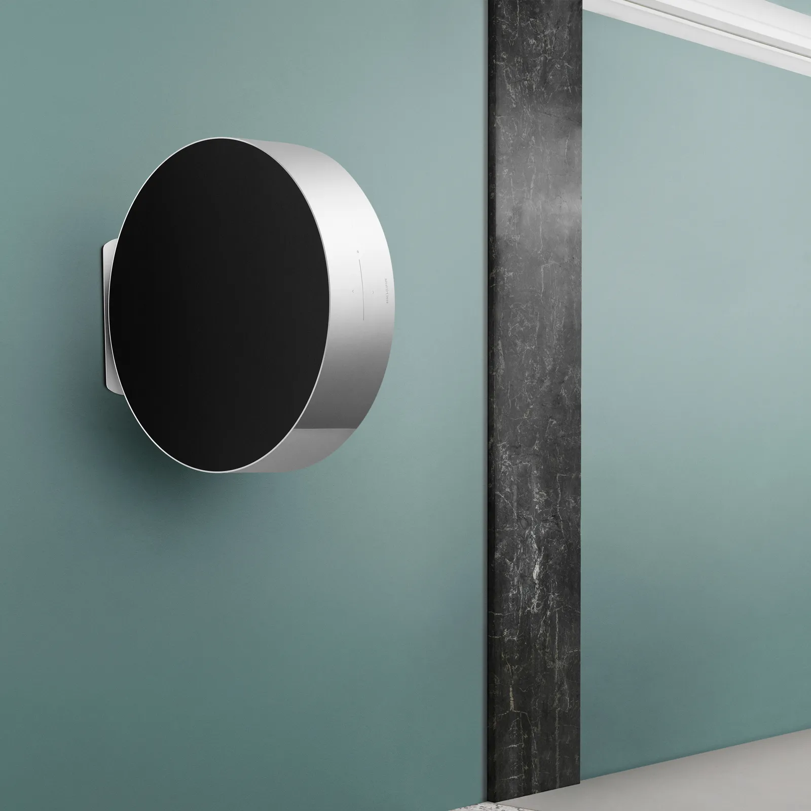 bang & olufsen רמקול עוצמתי בעיצוב איקוני מבית Bang & Olufsen צבע כסף דגם Beosound Edge silver — תמונה 9