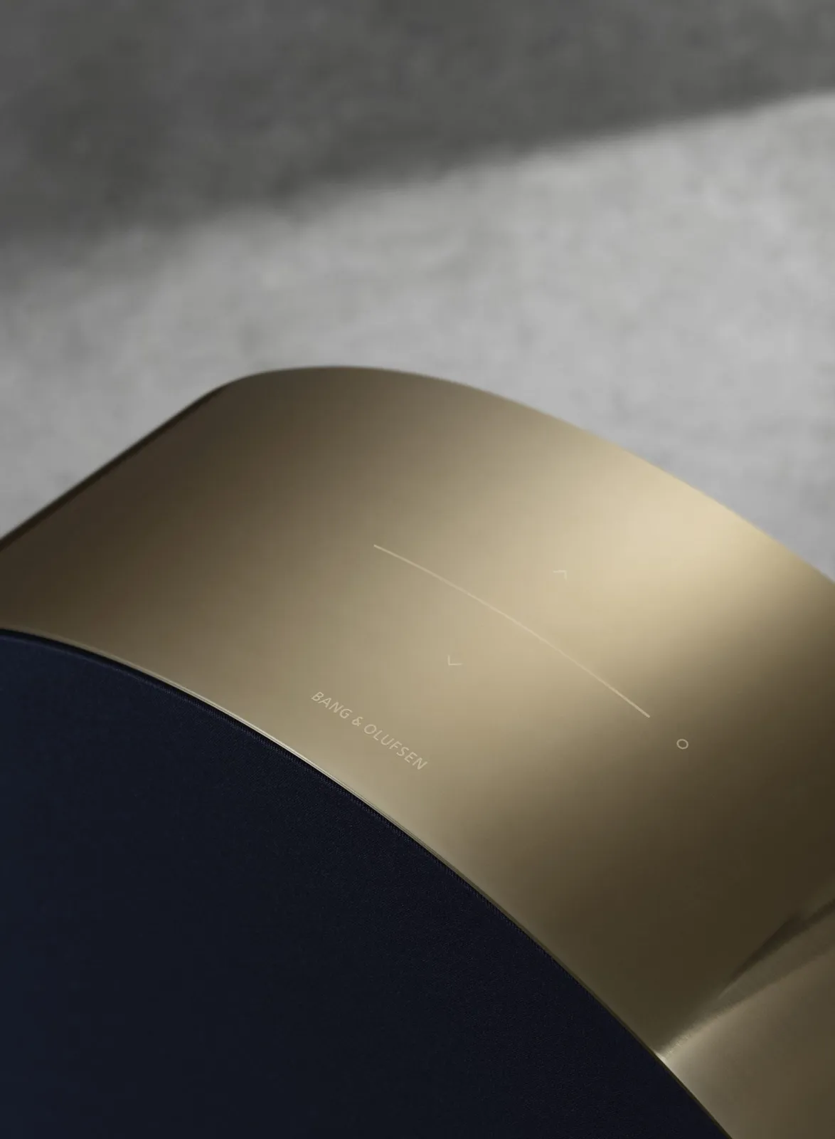 bang & olufsen רמקול עוצמתי בעיצוב איקוני מבית Bang & Olufsen צבע זהב דגם Beosound Edge Brass — תמונה 3