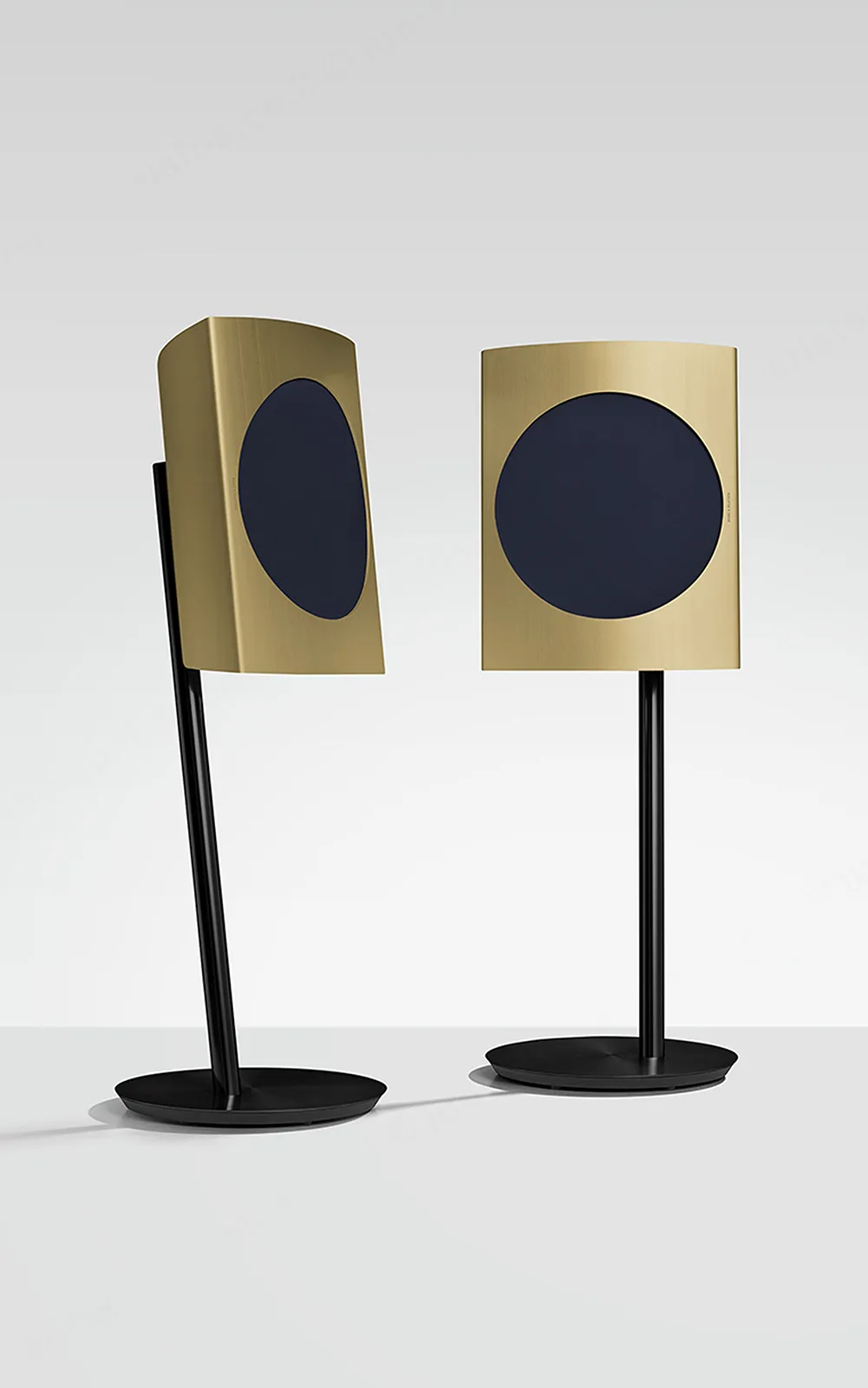 bang & olufsen רמקול אלחוטי מעוצב עם מגוון אפשרויות העמדה בצבע זהב מבית Bang & Olufsen דגם Beolab 17 Brass Tone — תמונה 4