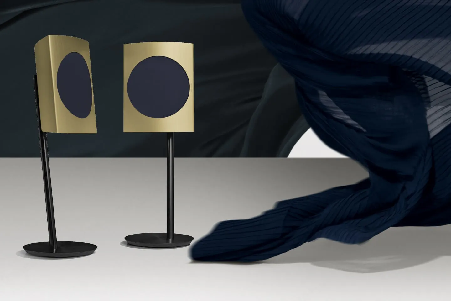 bang & olufsen רמקול אלחוטי מעוצב עם מגוון אפשרויות העמדה בצבע זהב מבית Bang & Olufsen דגם Beolab 17 Brass Tone — תמונה 6
