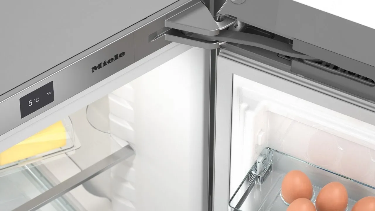 מקרר אינטגרלי מקפיא תחתון 60 ס''מ NO-FROST טריקה שקטה IceMaker חיבור צנרת תוצרת Miele דגם KFN 7795 D Prestige