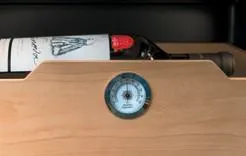 מקרר יין 54 ס"מ 36 בקבוקים צג LCD גימור שחור מט מגורען בסגנון רטרו תוצרת Sirius דגם S-W3
