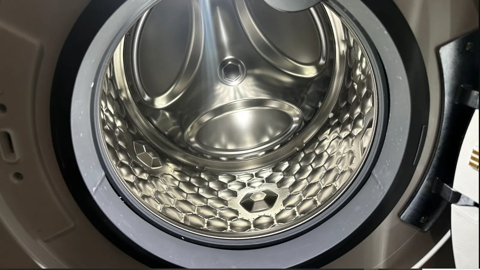 Miele מכונת כביסה פתח חזית 9 ק''ג 1600 סל"ד תוף InfinityCare  תוצרת MIELE דגם WQ 1000 WPS Nova Edition — תמונה 6