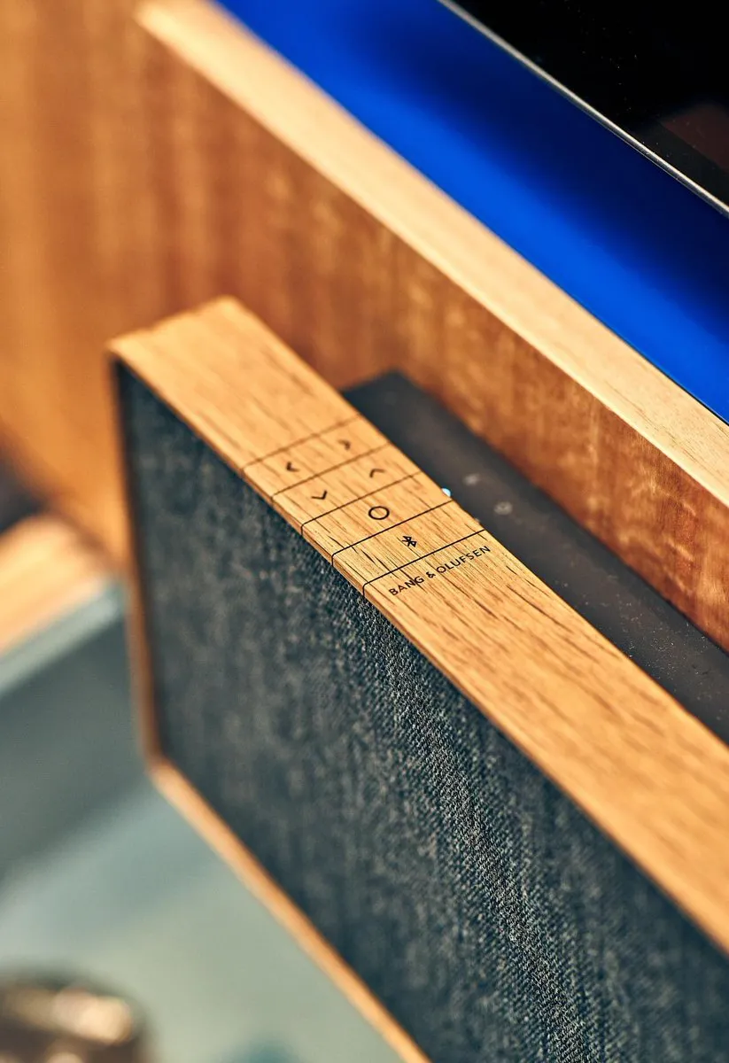 bang & olufsen מקרן קול עוצמתי מבית Bang & Olufsen דגם Beosound Stage Smoked Oak — תמונה 4