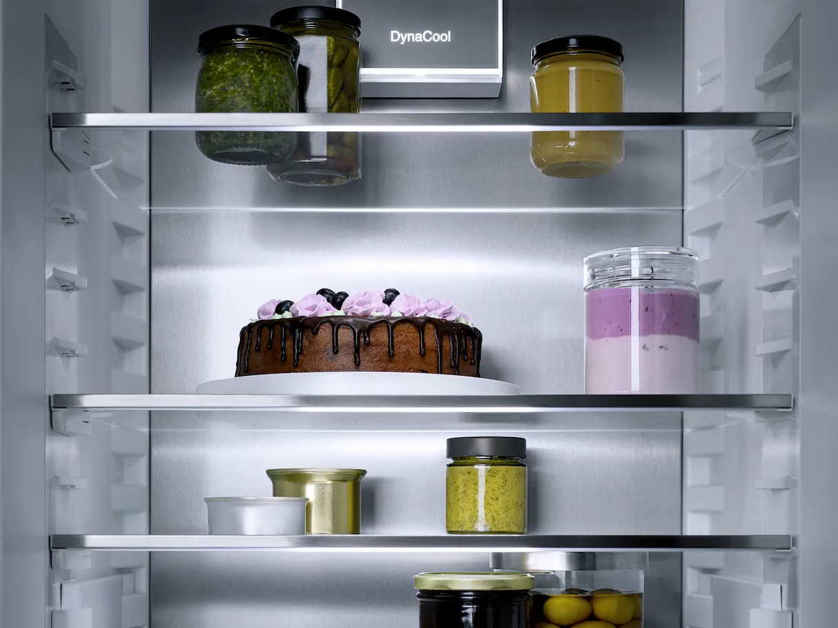 Miele מקרר אינטגרלי מקפיא תחתון 60 ס''מ NO-FROST FlexiLight2.0 טריקה שקטה תוצרת Miele דגם KFN 7764 C Premium — תמונה 3