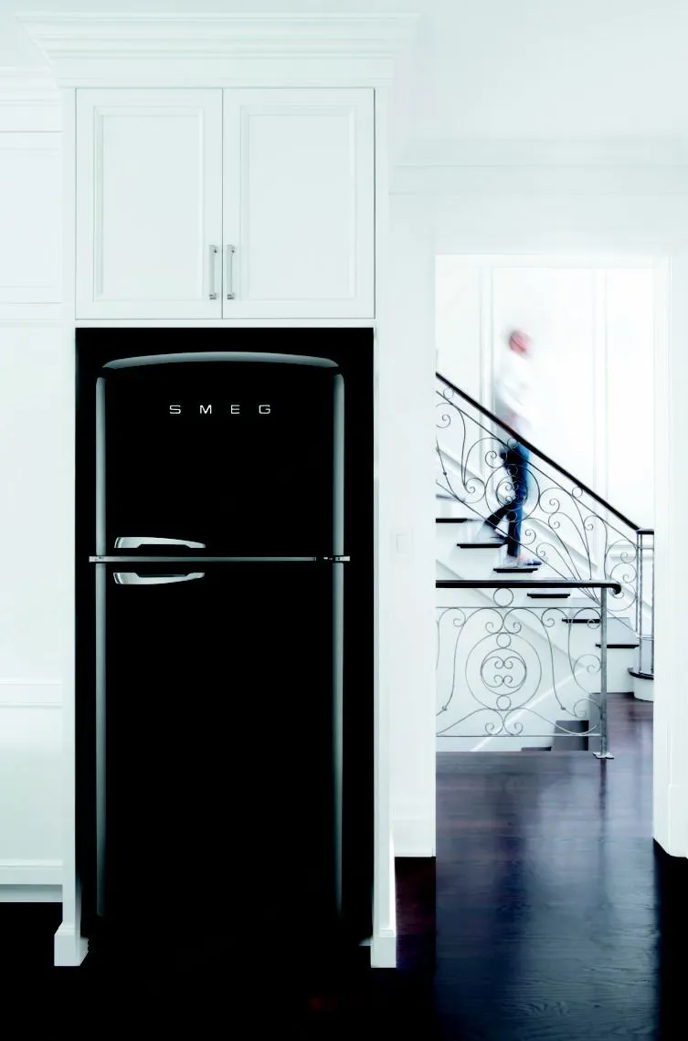 SMEG מקרר מקפיא עליון רטרו שנות החמישים מסדרת 50' Retro Style תוצרת SMEG דגם FAB50RBL — תמונה 4