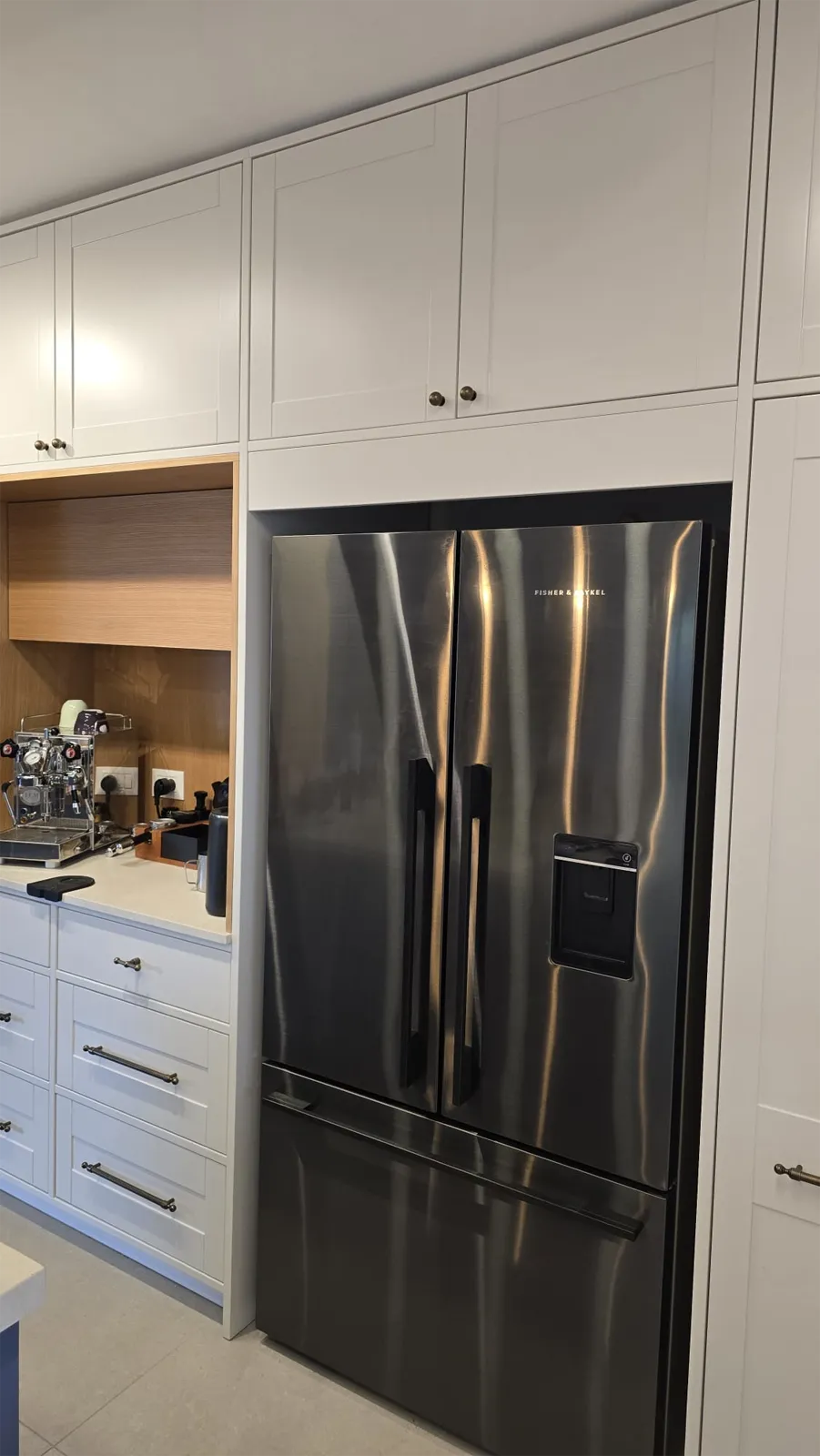 Fisher & Paykel מקרר מקפיא תחתון 3 דלתות 90 ס"מ סדרה 7 יצרן מים וקרח גימור נירוסטה שחורה תוצרת FISHER&PAYKEL דגם RF540ADUB7 — תמונה 14