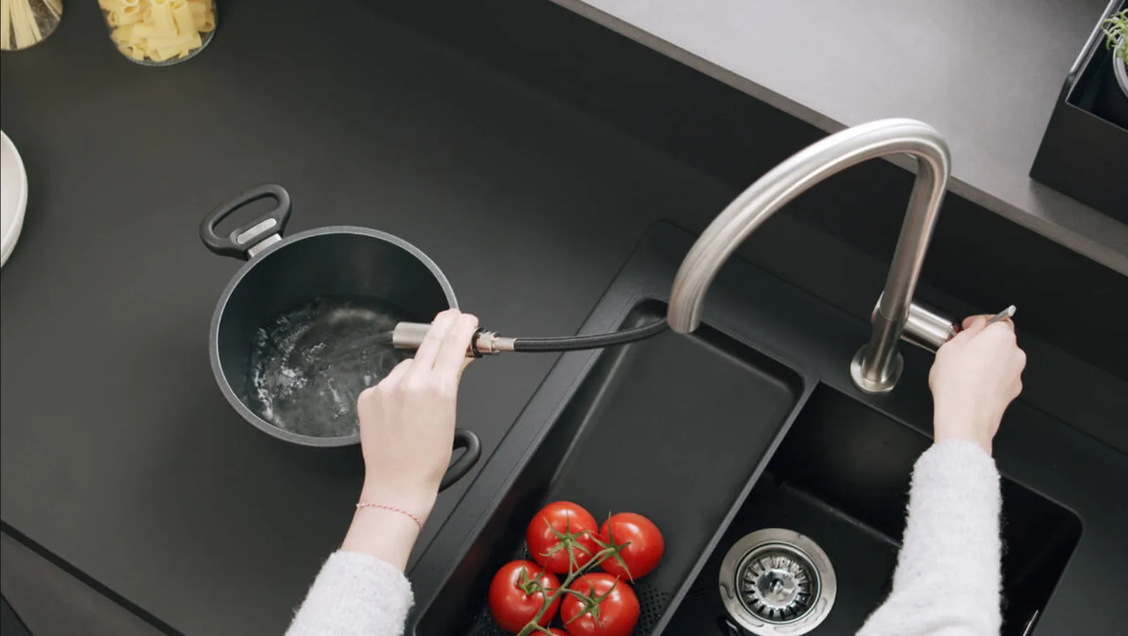 HANSGROHE ברז מטבח נשלף בגימור נירוסטה מוברשת TALIS מבית HANSGROHE גרמניה דגם 72800800  — תמונה 5