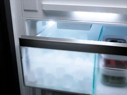 מקרר אינטגרלי מקפיא תחתון 60 ס''מ NO-FROST טריקה שקטה IceMaker חיבור צנרת תוצרת Miele דגם KFN 7795 D Prestige