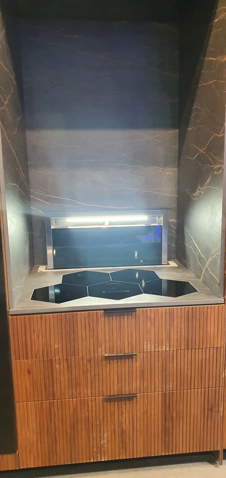kueppersbusch קולט אדים מעלית 90 ס"מ זכוכית שחורה סדרה 8 מבית Küppersbusch דגם DD9840.0 — תמונה 4