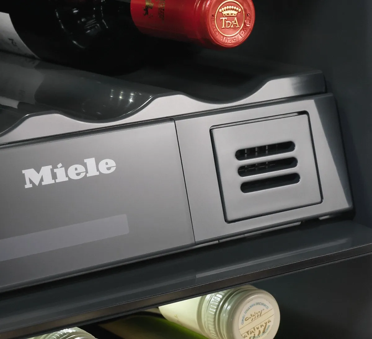 Miele מקרר יין ‏34 בקבוקים 2 אזורי קירור דלת Push2open תוצרת Miele דגם KWT 6322 UG — תמונה 9