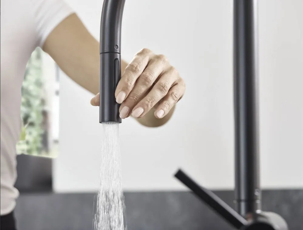 HANSGROHE ברז מטבח נשלף בגימור שחור מט מבית HANSGROHE גרמניה דגם 72800670 מסדרת TALIS  — תמונה 4