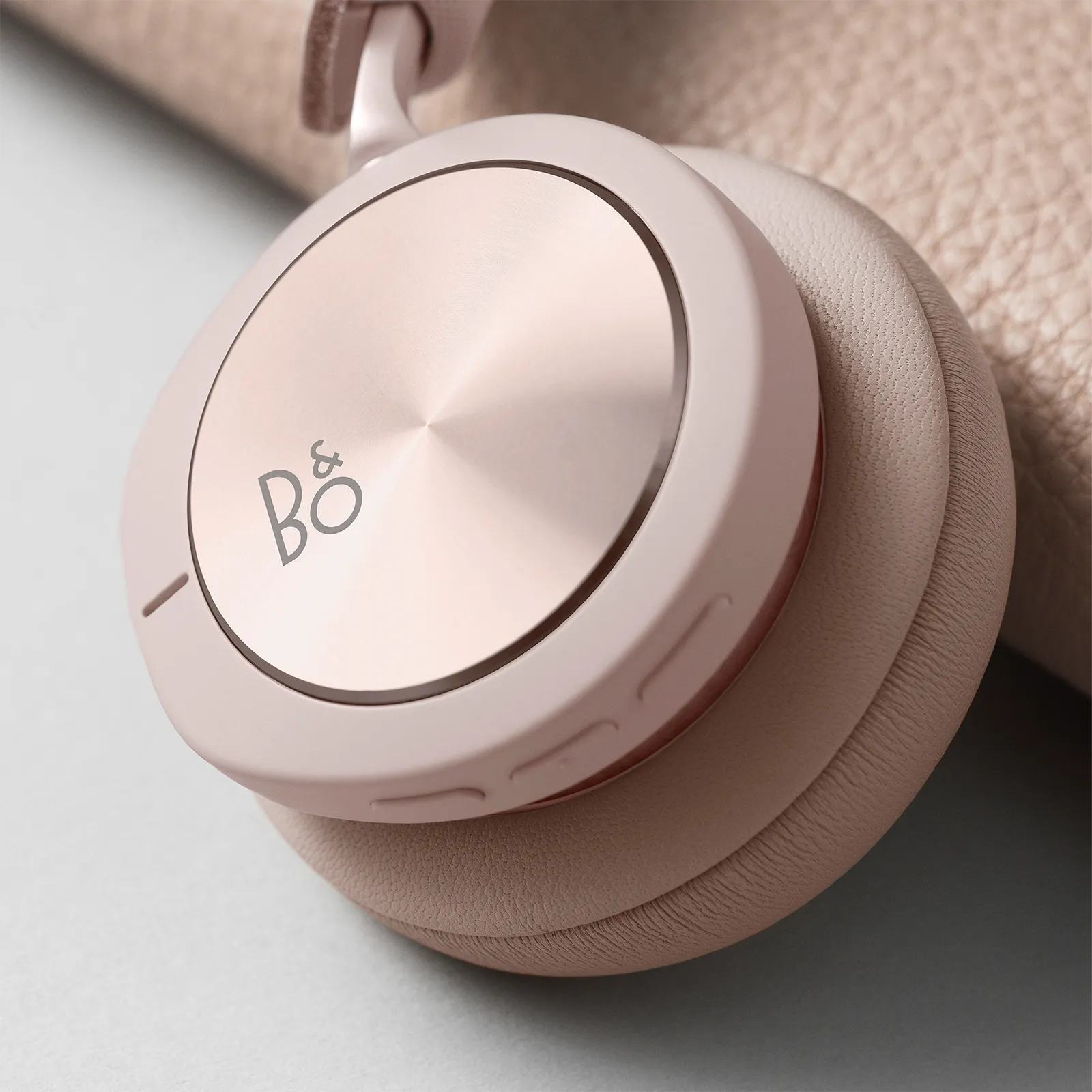 bang & olufsen אוזניות אלחוטיות יוקרתיות צבע ורוד מעוצבות עם מסנן רעשים אקטיבי מבית Bang & Olufsen דגם Beoplay H8i Pink  — תמונה 5