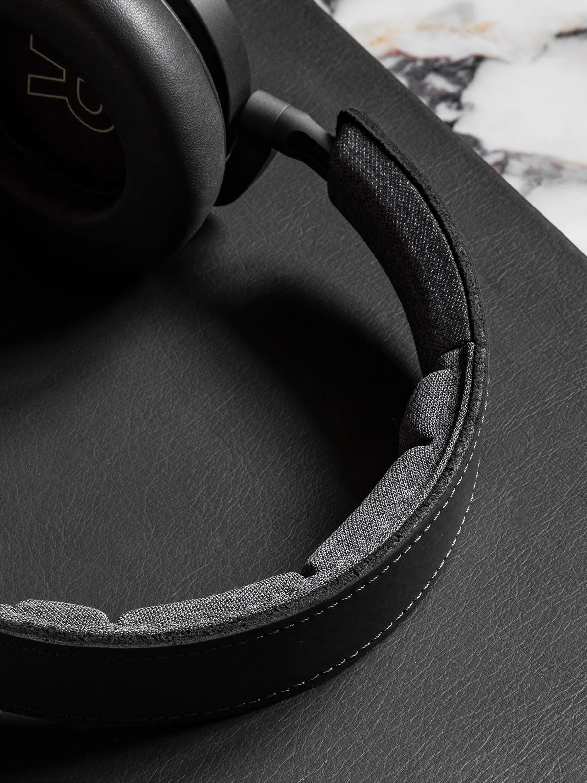 bang & olufsen אוזניות פרימיום אלחוטיות עם מסנן רעשים אקטיבי צבע שחור אנטרציט מבית Bang & Olufsen דגם Beoplay H9 Anthracite — תמונה 3