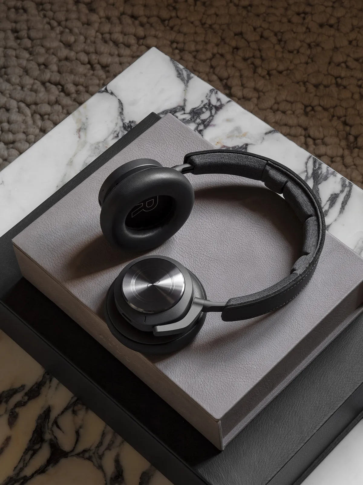 bang & olufsen אוזניות פרימיום אלחוטיות עם מסנן רעשים אקטיבי צבע שחור אנטרציט מבית Bang & Olufsen דגם Beoplay H9 Anthracite — תמונה 4
