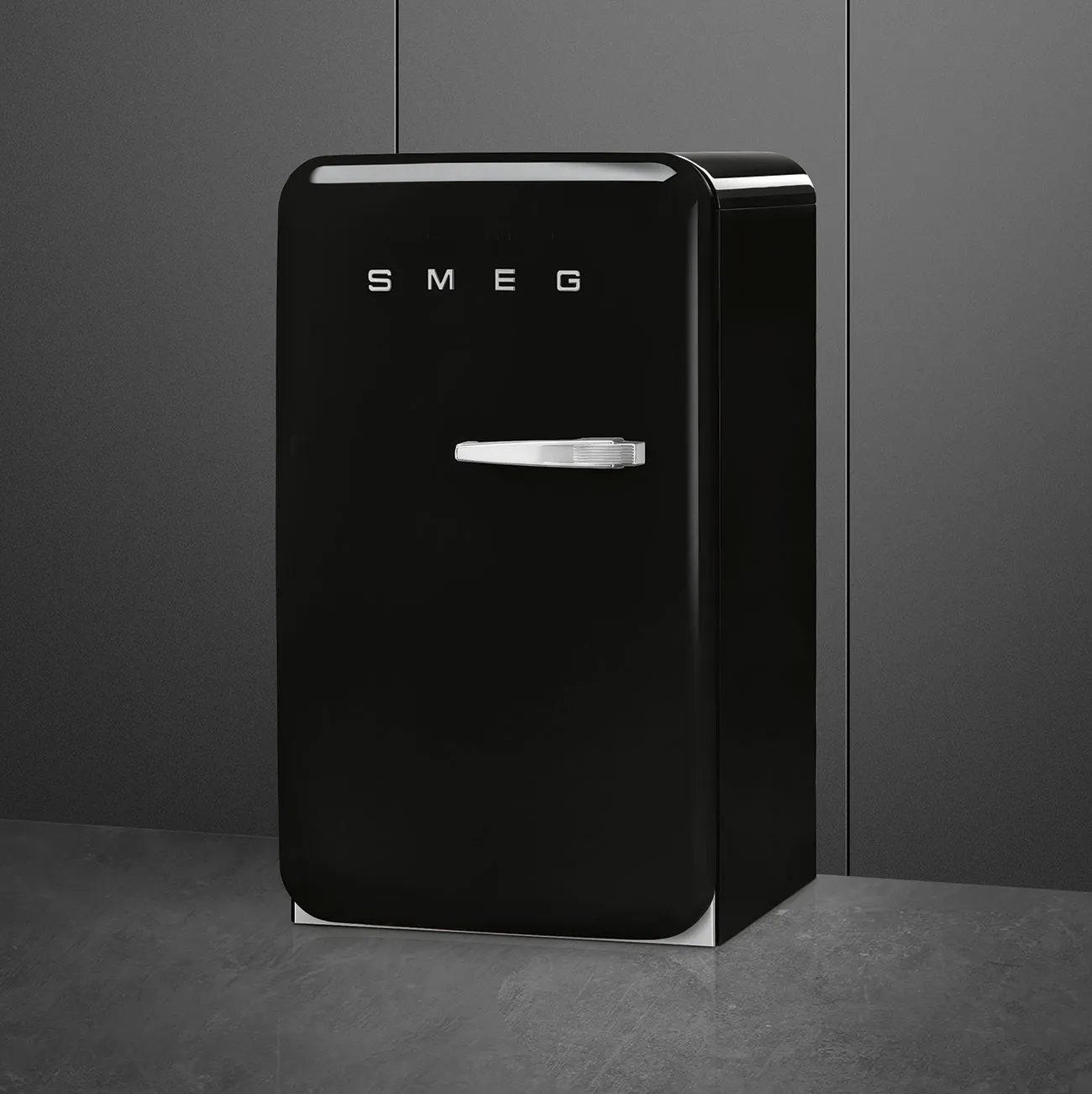 SMEG מקרר מיני משרדי רטרו בצבע שחור גובה 97 ס"מ סדרת 50'Retro Style תוצרת SMEG דגם FAB10LBL5 — תמונה 4