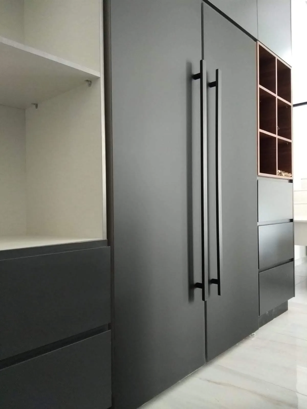 Miele מקרר 120 ס"מ SBS  קו ארונות בציפוי שחור ננו מט 650 ליטר תוצרת Miele דגם K 28202 D+ FN 28262 BLACK — תמונה 2
