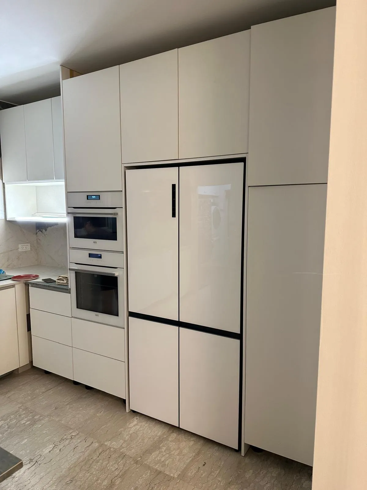 Hisense מקרר בעיצוב זכוכית שחורה מונוליטי 4 דלתות 90 ס"מ עומק 60 קו אפס 591 ליטר עם מגירת וואקום ומקפיא גמיש מבית Hisense דגם RQ84-QZERO — תמונה 21
