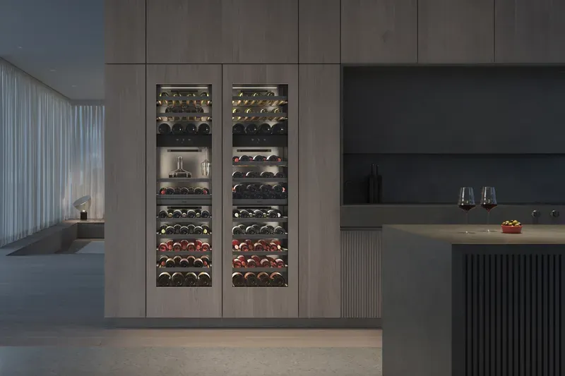 GAGGENAU מקרר יינות אינטגרלי 61 ס''מ 110 בקבוקים 3 אזורי קירור דלת Push-to-open גימור פנים נירוסטה שחורה סדרת Expressive תוצרת GAGGENAU דגם RVW467170 — תמונה 6