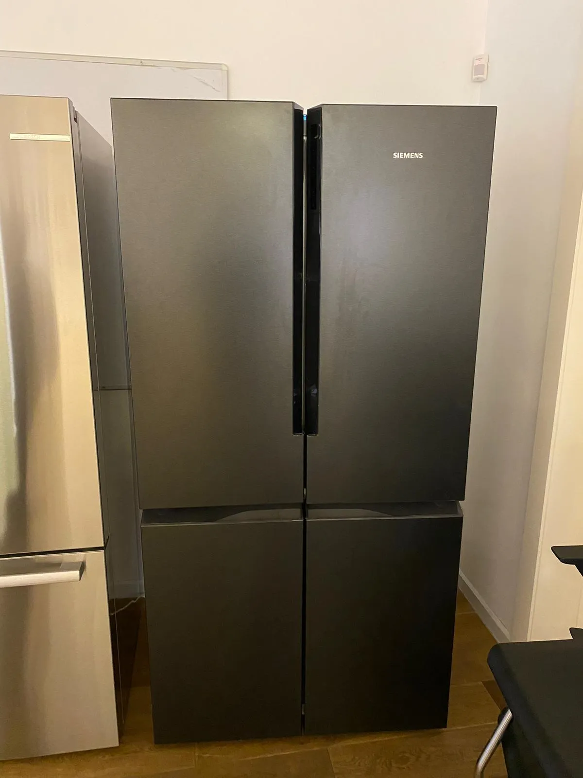 Siemens מקרר 4 דלתות 90.5 ס"מ Home Connect גימור נירוסטה שחורה תוצרת Siemens דגם KF96NAXEA — תמונה 9