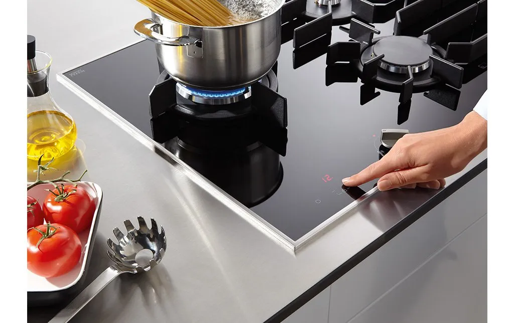 Miele כיריים גז 93 ס"מ חיפוי זכוכית שחורה כולל להבת טורבו וטיימר MIELE KM3054 — תמונה 3
