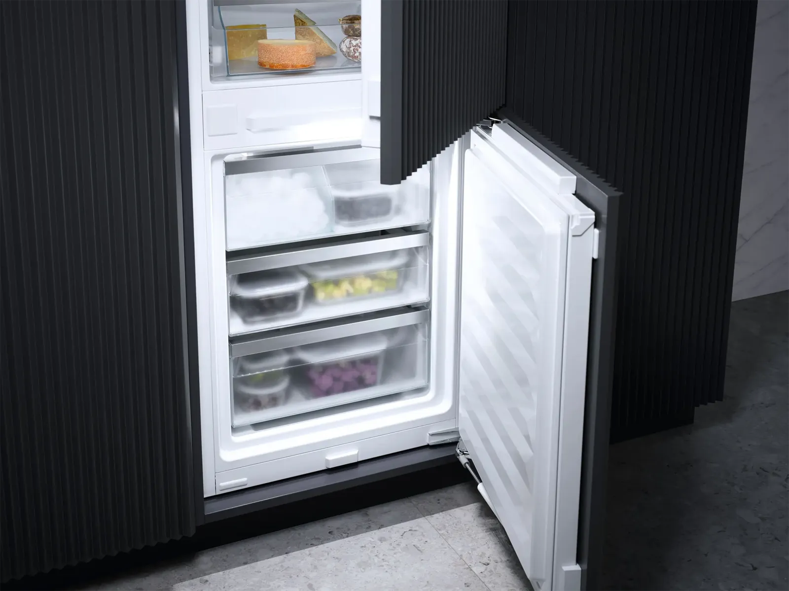Miele מקרר אינטגרלי מקפיא תחתון 60 ס''מ NO-FROST טריקה שקטה IceMaker חיבור צנרת תוצרת Miele דגם KFN 7795 D Prestige — תמונה 16